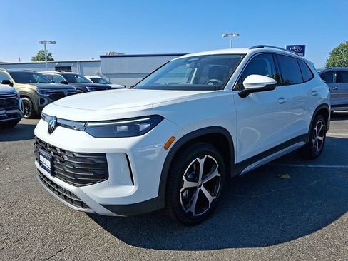 Certified 2025 Volkswagen Tiguan SE image 2