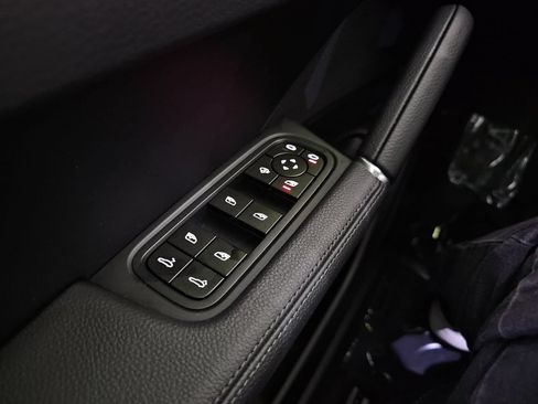 Used 2023 Porsche Cayenne w/ Premium Package AWD/4WD image 28