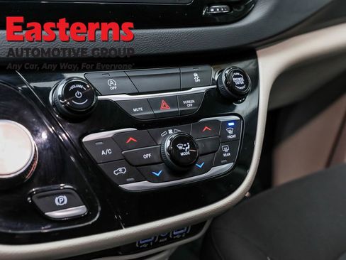 Used 2023 Chrysler Voyager LX image 20