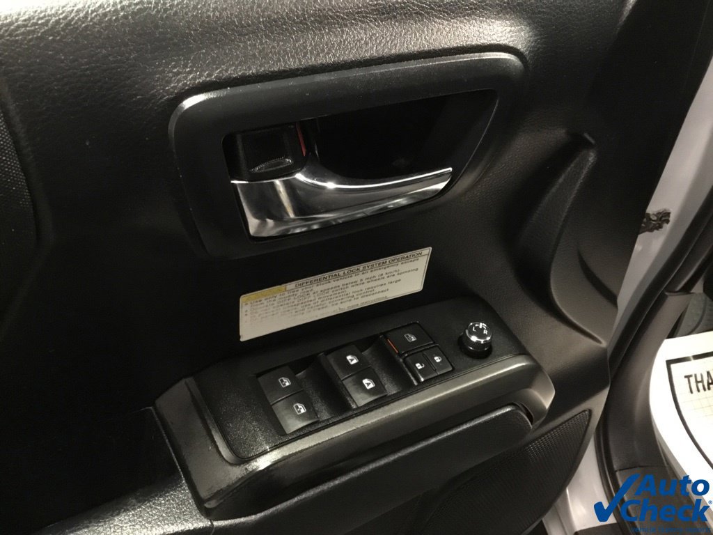 Used 2018 Toyota Tacoma TRD Off-Road w/ Technology Package AWD/4WD image 33