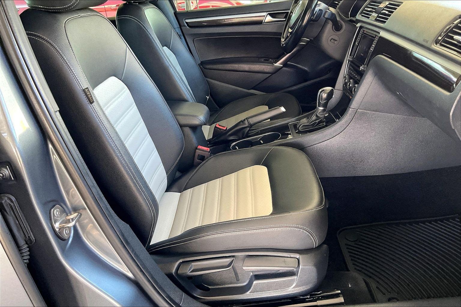 Used 2018 Volkswagen Passat 3.6 FWD image 26