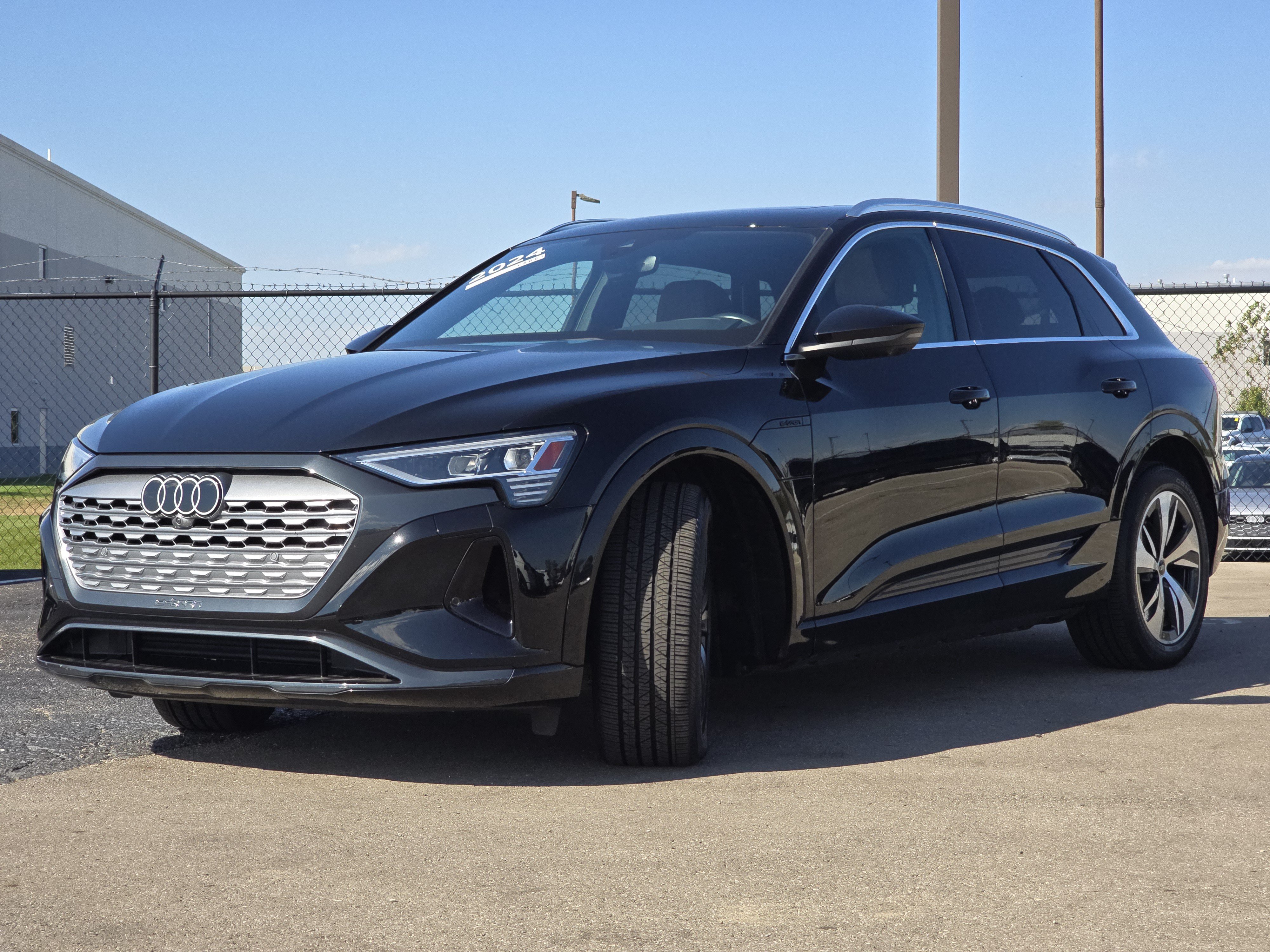 Used 2024 Audi Q8 e-tron Premium Plus AWD/4WD image 3