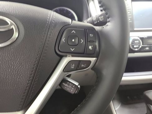 Used 2019 Toyota Highlander XLE AWD/4WD image 31