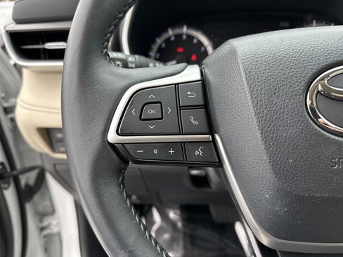 Certified 2024 Toyota Highlander XLE FWD image 19