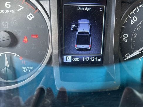 Used 2017 Toyota Tacoma TRD Sport w/ Premium & Technology Package image 9