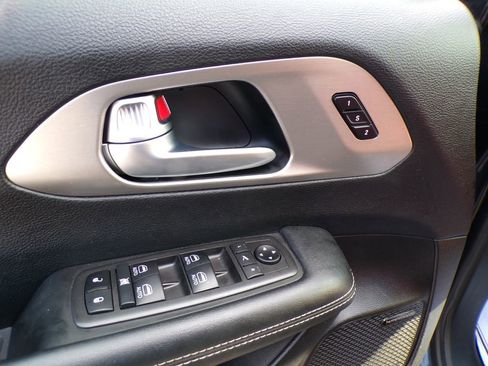 Used 2021 Chrysler Pacifica Limited w/ Uconnect Theater Family Group image 14