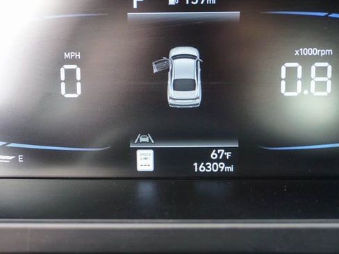 Used 2025 Hyundai Elantra Sport image 21