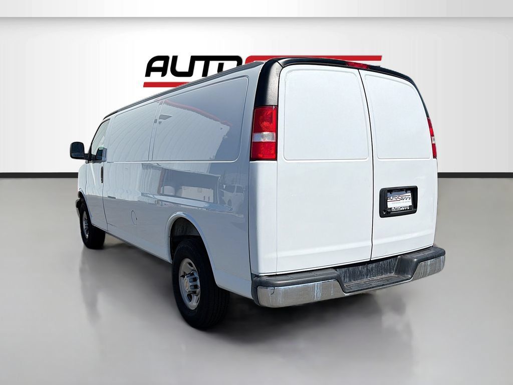 Used 2025 Chevrolet Express 3500 Extended w/ Driver Convenience Package RWD image 5