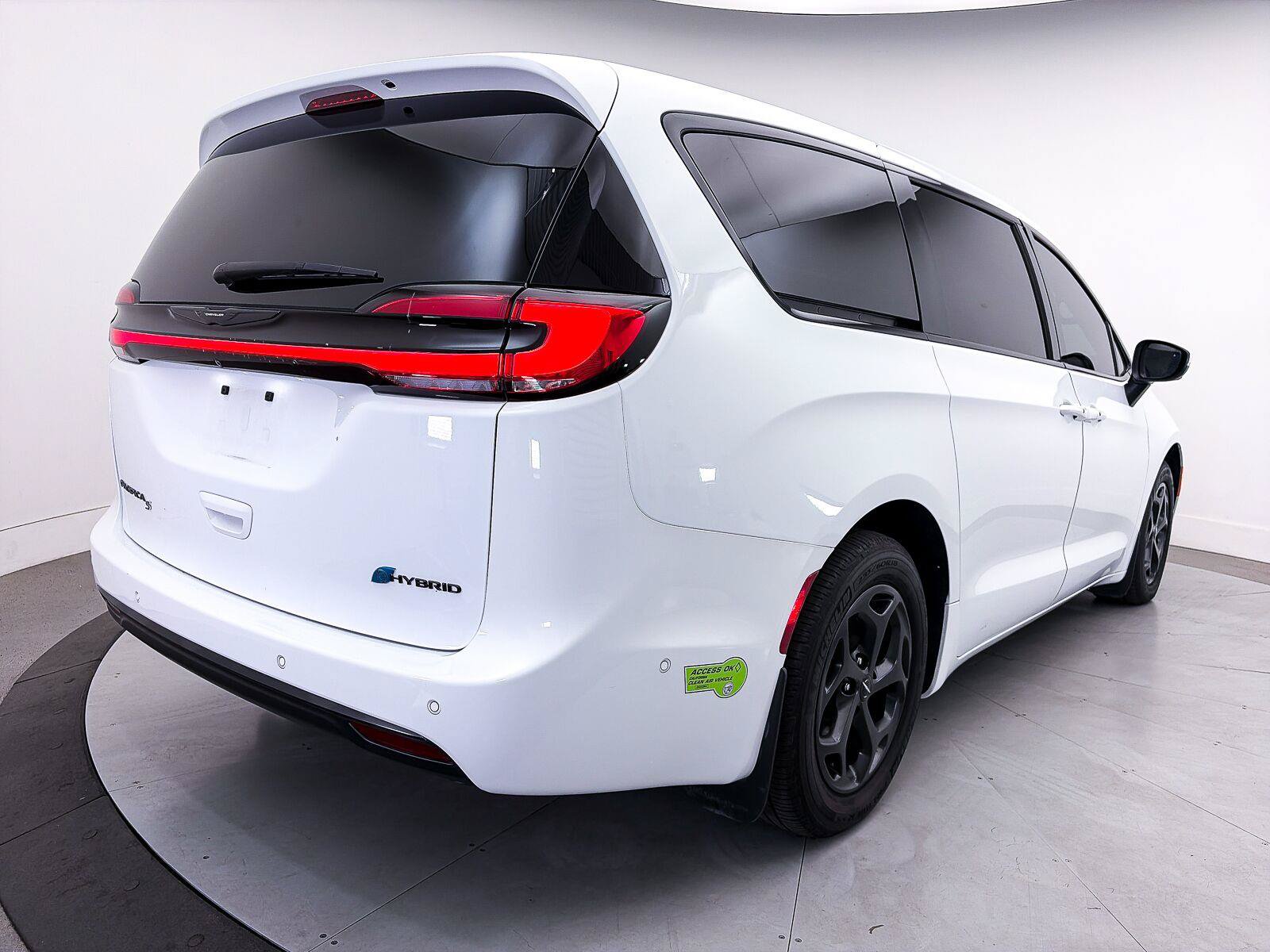 Used 2023 Chrysler Pacifica Touring-L w/ Uconnect Theater Family Group FWD image 16