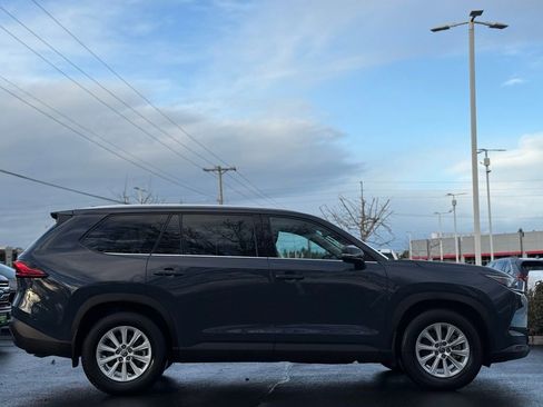 Used 2024 Toyota Grand Highlander XLE image 6