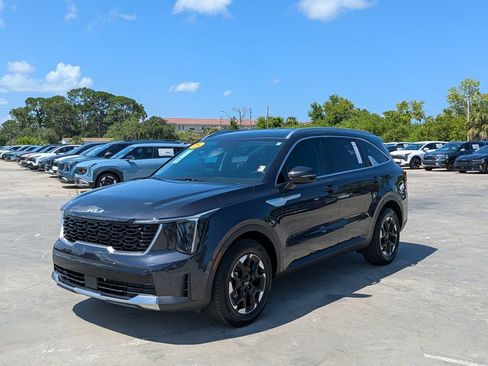 Certified 2025 Kia Sorento S FWD image 4