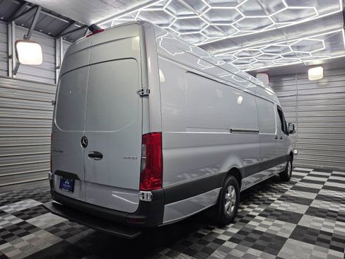 Used 2019 Mercedes-Benz Sprinter 2500 image 4