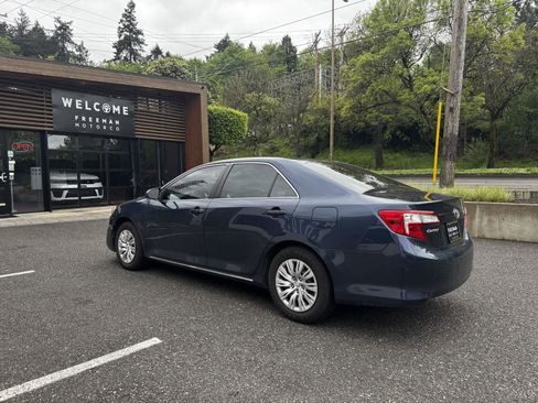 Used 2014 Toyota Camry LE image 3