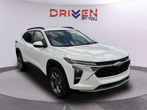 Used 2025 Chevrolet Trax LT w/ LT Convenience Package FWD image 2