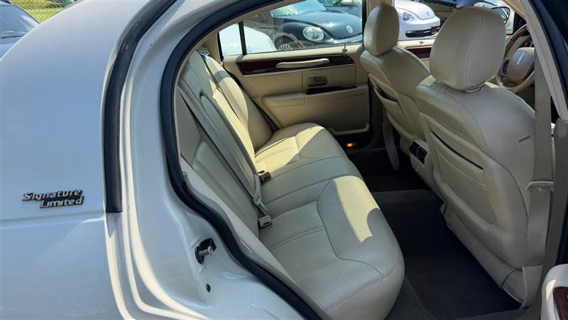 Used 2005 Lincoln Town Car Signature Limited RWD image 14