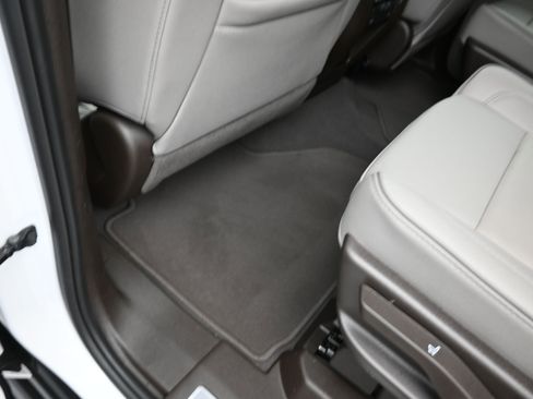 Used 2024 GMC Yukon SLT w/ SLT Luxury Package AWD/4WD image 18