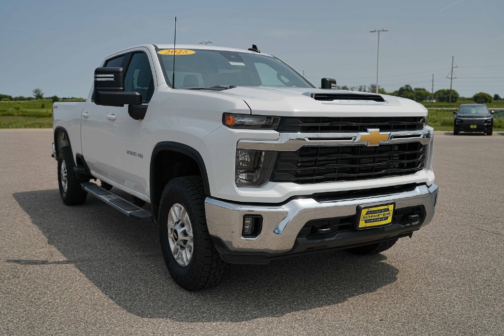 Used 2025 Chevrolet Silverado 2500 LT w/ Convenience Package AWD/4WD image 5