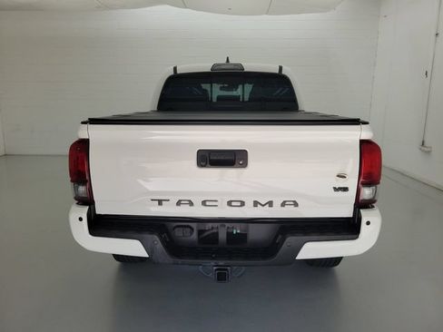 Used 2018 Toyota Tacoma TRD Sport w/ Technology Package RWD image 6
