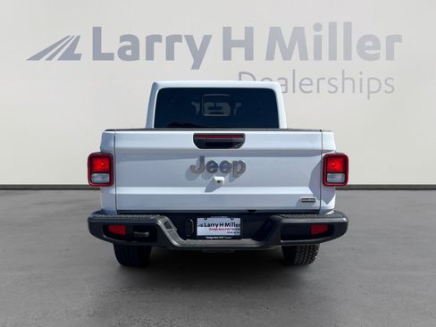 Used 2020 Jeep Gladiator Overland AWD/4WD image 4