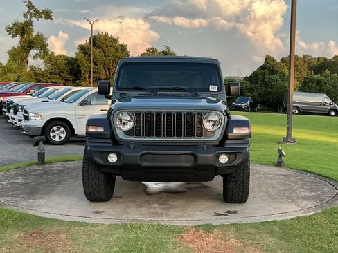Used 2025 Jeep Wrangler Sport AWD/4WD image 2
