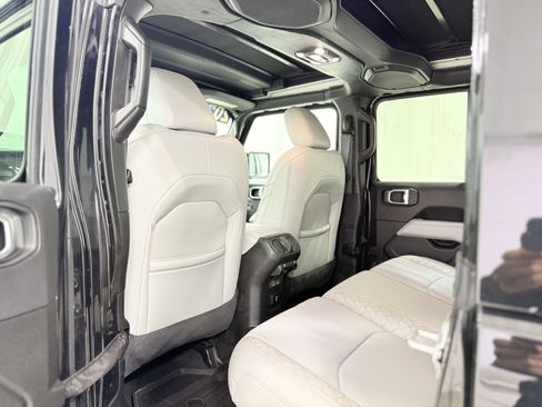 Used 2022 Jeep Wrangler Unlimited Sahara image 27