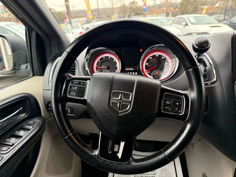 Used 2019 Dodge Grand Caravan SXT image 19