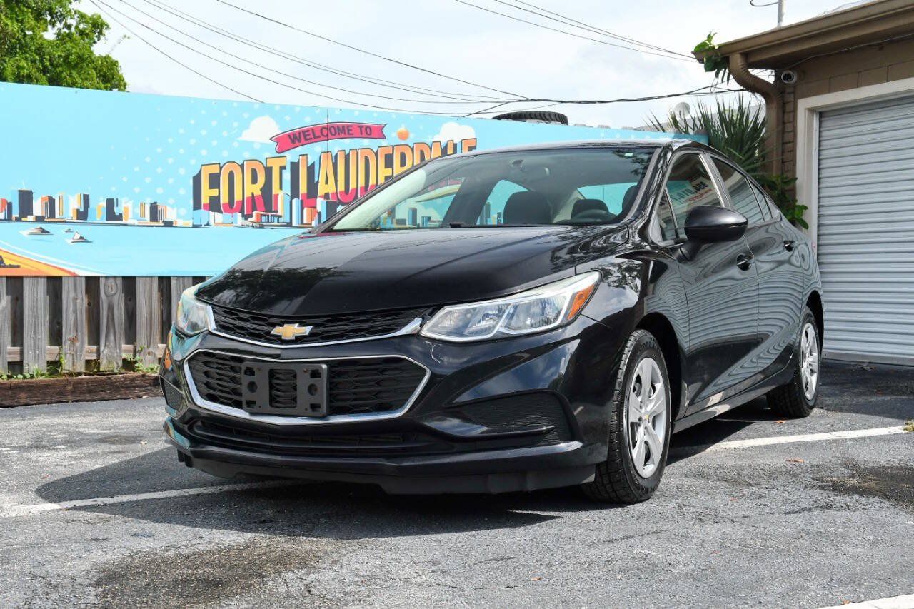 Used 2018 Chevrolet Cruze LS FWD image 1