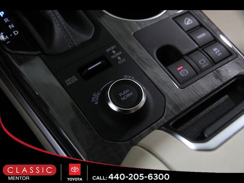 Certified 2024 Toyota Highlander Limited AWD/4WD image 16