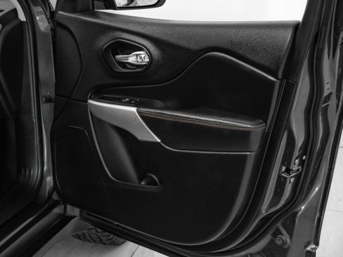 Used 2017 Jeep Cherokee Trailhawk w/ Cold Weather Group image 39