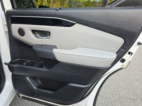 Used 2025 Honda Pilot EX-L image 16