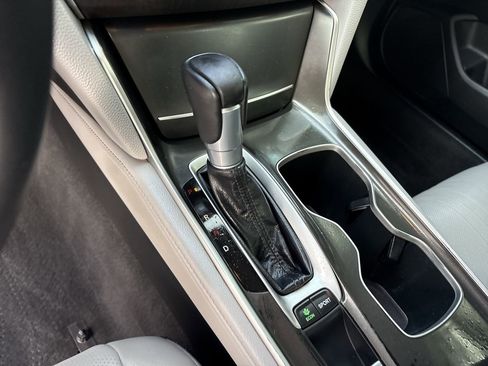 Used 2018 Honda Accord Touring image 16