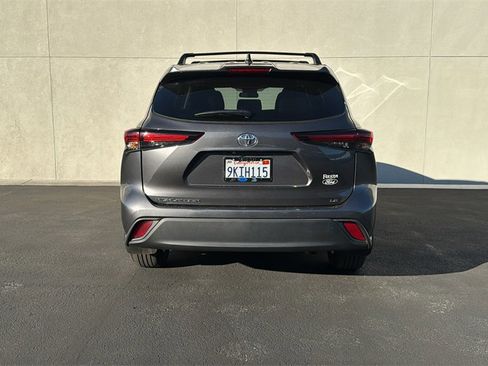 Used 2024 Toyota Highlander LE image 3