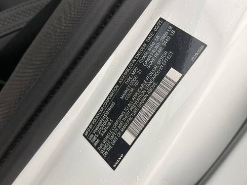 Used 2025 Volvo XC90 B6 Plus image 11