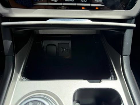 Used 2024 Ford Explorer XLT RWD image 25
