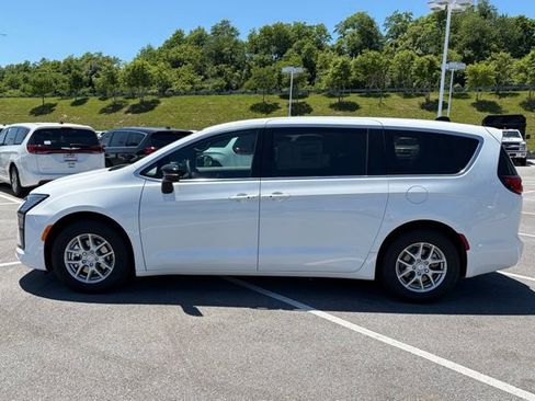 New 2027 Chrysler Pacifica Select FWD image 2