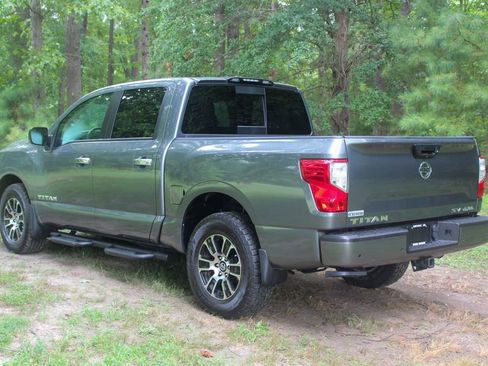 Used 2021 Nissan Titan SV w/ Accessory Utility Package image 5