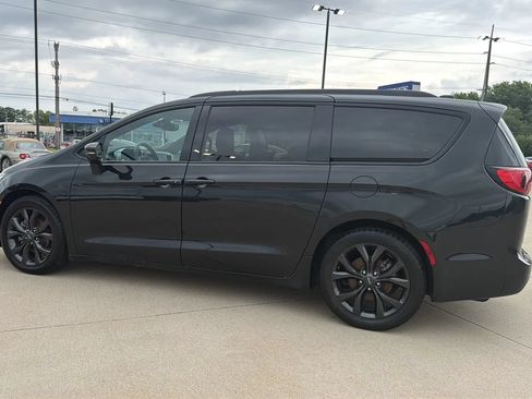Used 2018 Chrysler Pacifica Limited w/ Advanced Safetytec Group FWD image 10