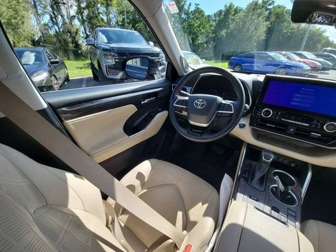 Used 2023 Toyota Highlander Platinum FWD image 7
