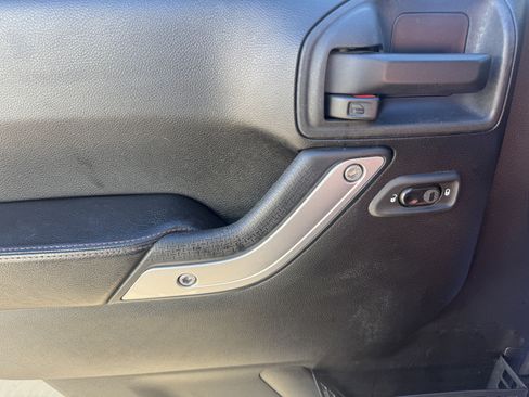 Used 2013 Jeep Wrangler Unlimited Rubicon image 9