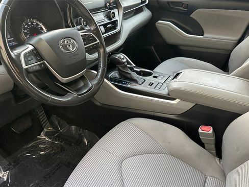 Used 2022 Toyota Highlander LE image 11