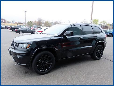 Used 2018 Jeep Grand Cherokee Altitude AWD/4WD image 3