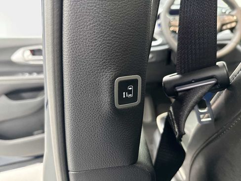 Used 2025 Chrysler Pacifica Limited FWD image 27
