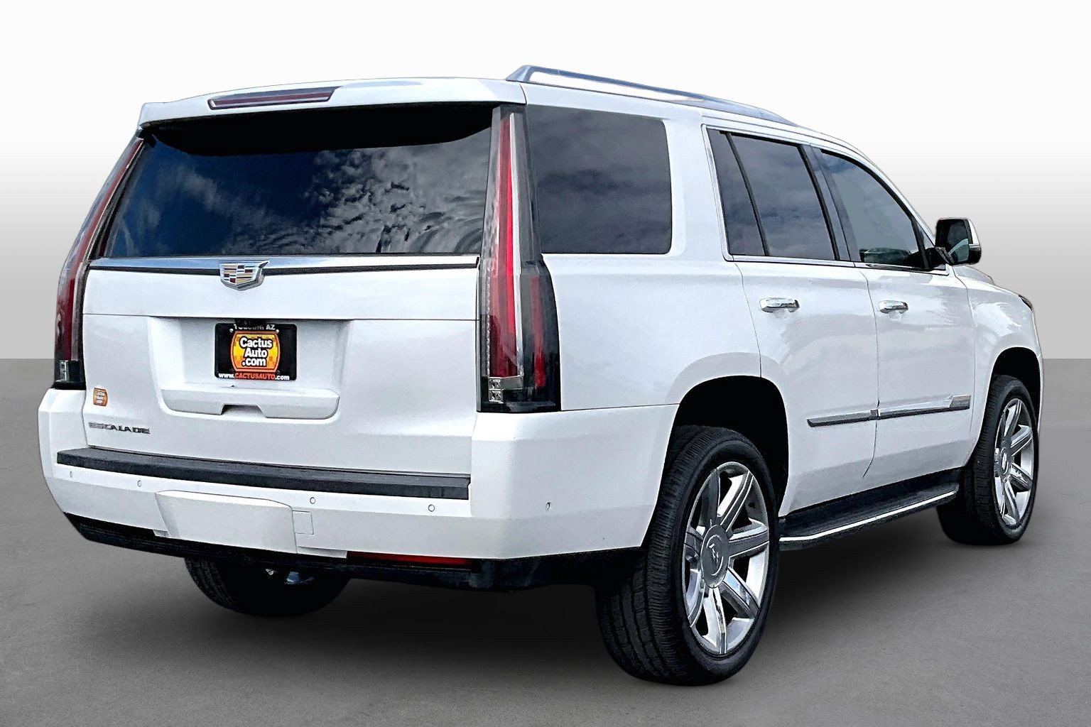 Used 2018 Cadillac Escalade Luxury AWD/4WD image 2