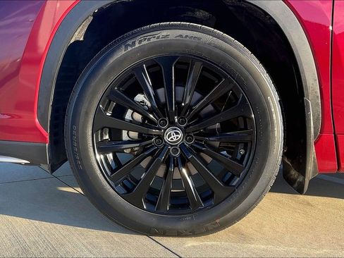 Used 2023 Toyota Highlander L image 11