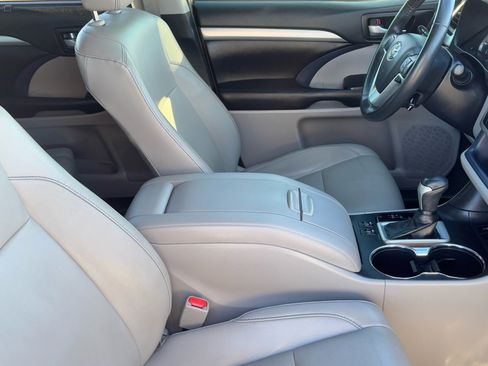 Certified 2019 Toyota Highlander FWD V6 image 13