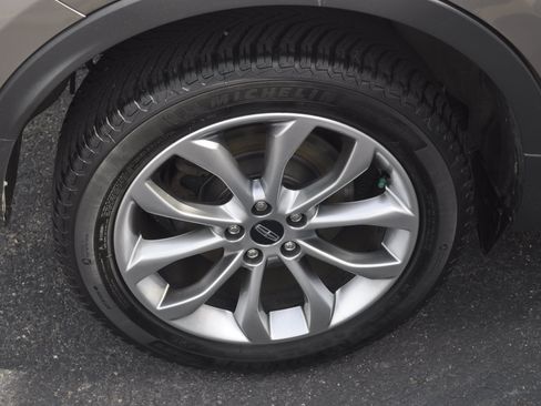 Used 2019 Lincoln MKC Select w/ Select Plus Package AWD/4WD image 9