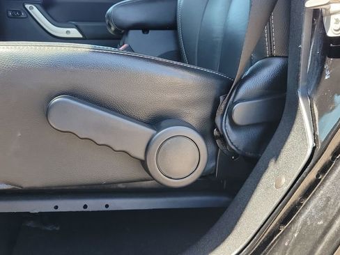 Used 2016 Jeep Wrangler Unlimited Rubicon AWD/4WD image 15