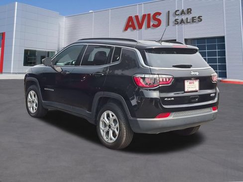 Used 2025 Jeep Compass Latitude w/ Sun & Sound Group AWD/4WD image 9