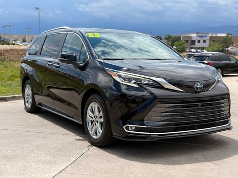 Used 2023 Toyota Sienna Platinum AWD/4WD image 5