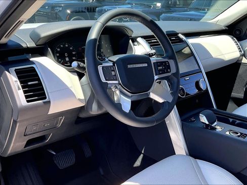 Used 2025 Land Rover Discovery S AWD/4WD image 17
